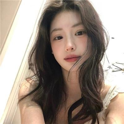 出墙红杏两家春
